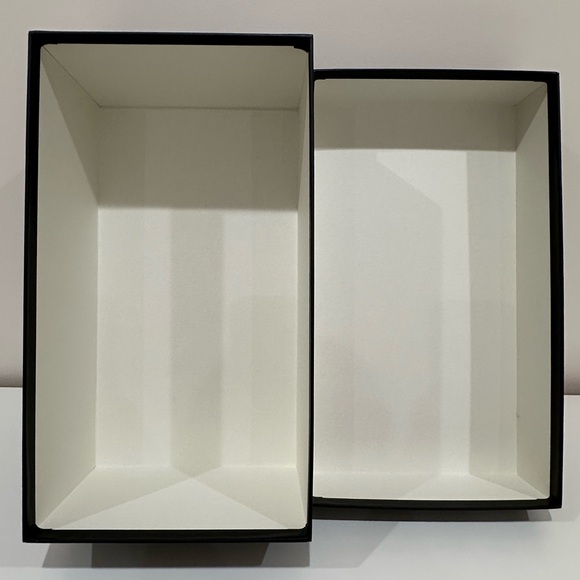 Gucci white&black shoe box with 2 dust bags, tissue/shoe stuffing papers & card - Picture 11 of 13